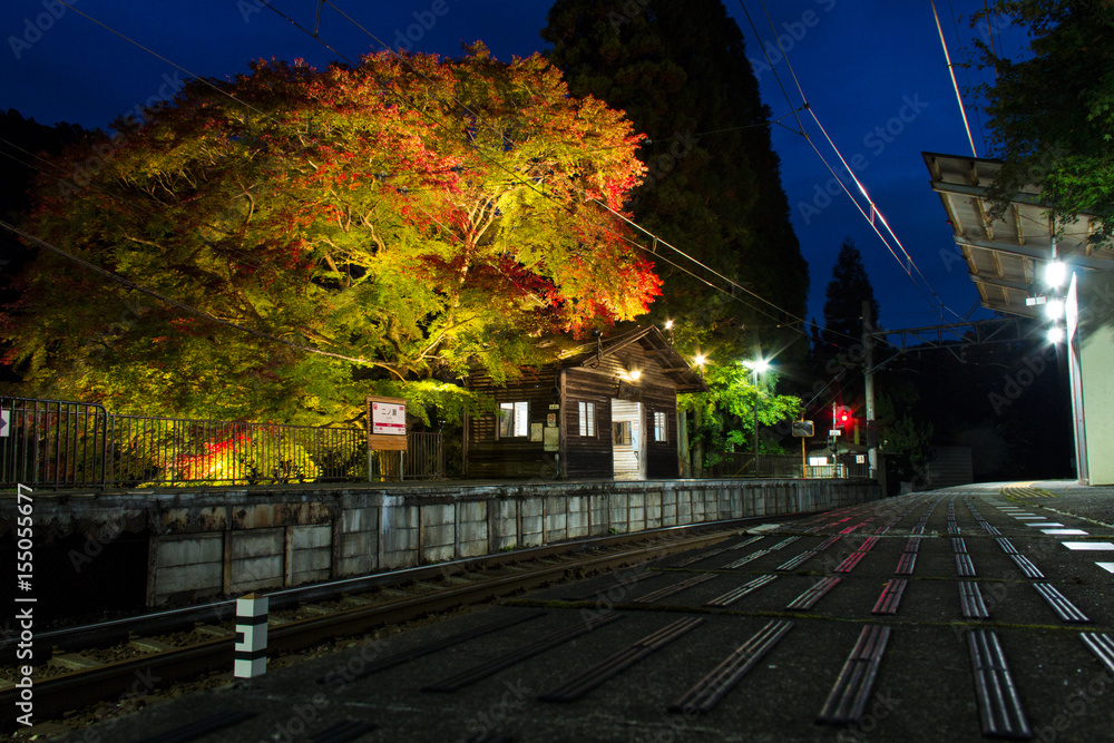 京都の二ノ瀬駅と秋の夜空