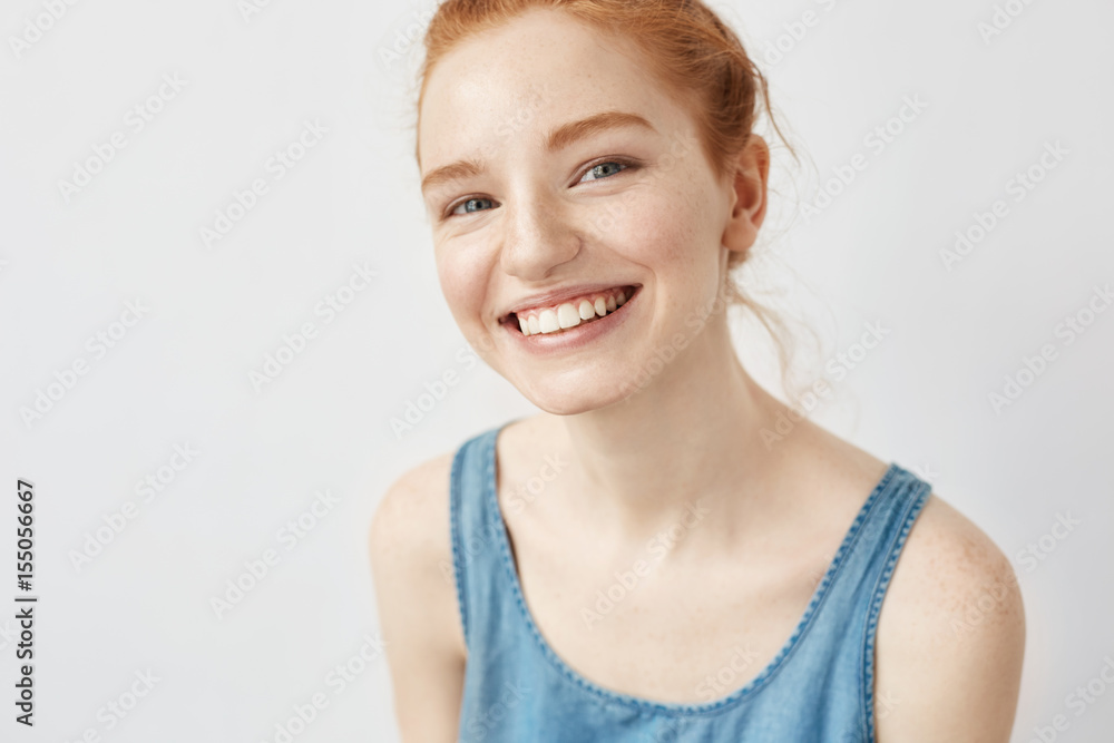 Obraz premium Sincere beautiful ginger girl smiling looking at camera.