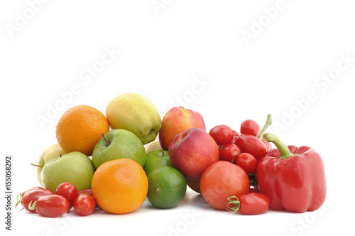 groupe de différents fruits et légumes sur fond blanc