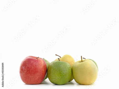 pommes rouge, verte et jaune sur fond blanc