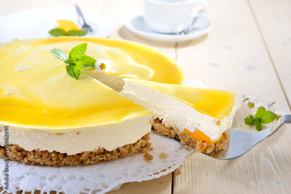 Kuchen ohne Backen: Mango-Frischkäsekuchen mit Boden aus Kekskrümeln - Mango-Cheesecake from the refrigerator without baking Kuchen ohne Backen: Mango-Frischkäsekuchen mit Boden aus Kekskrümeln - Mango-Cheesecake from the refrigerator without baking