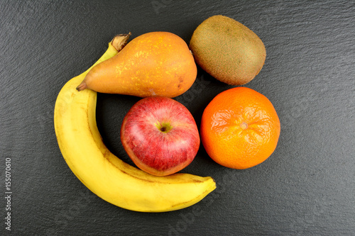 Obstplatte - Verschiedenes Obst auf einer Schieferplatte photo
