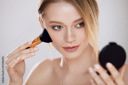 Face Cosmetic. Beautiful Girl With Natural Makeup Putting Powder