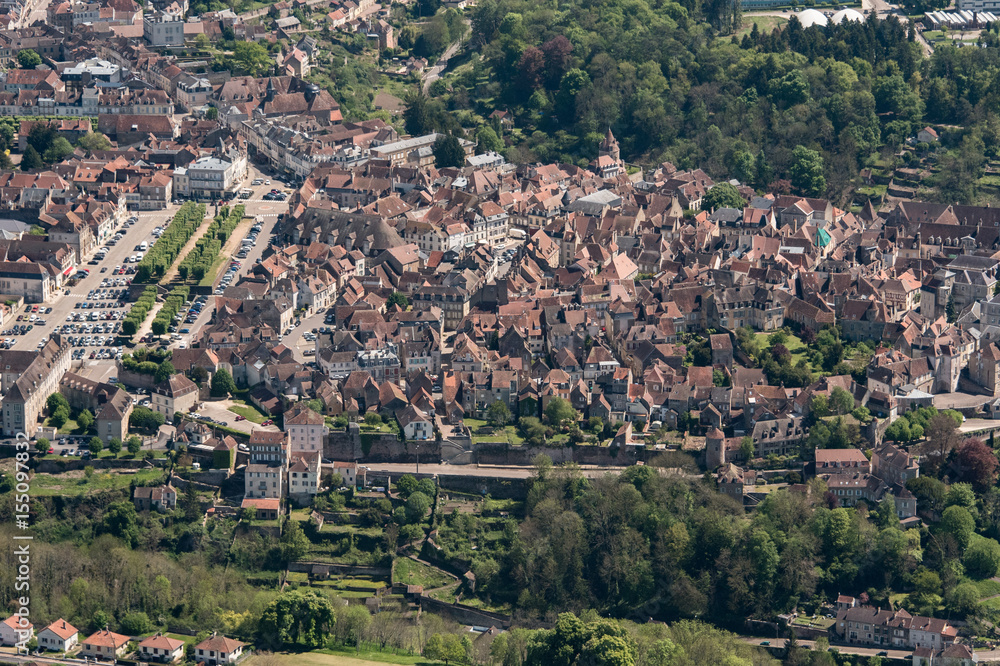 Vue aérienne de la ville d'Avallon