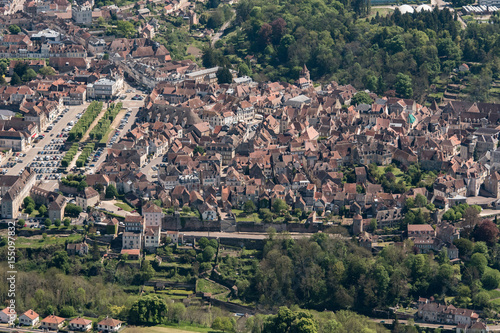 Vue aérienne de la ville d'Avallon