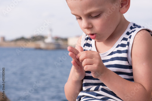 Obraz na plátně Attentive little boy gets a splinter from his finger