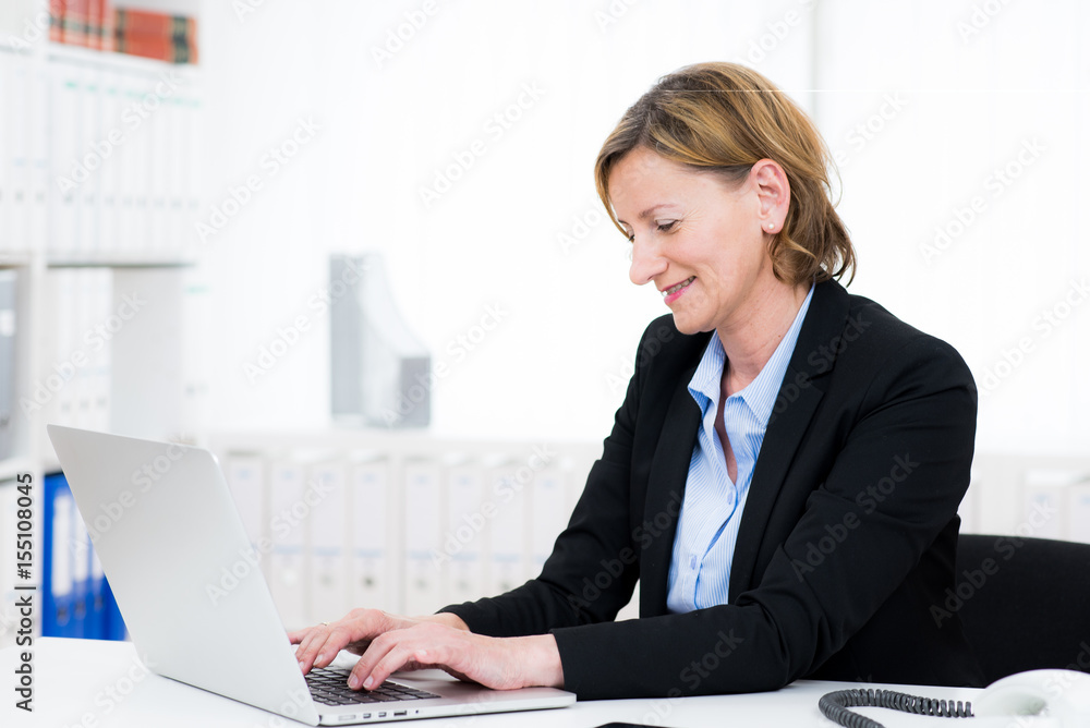 managerin arbeitet am pc managerin arbeitet am pc