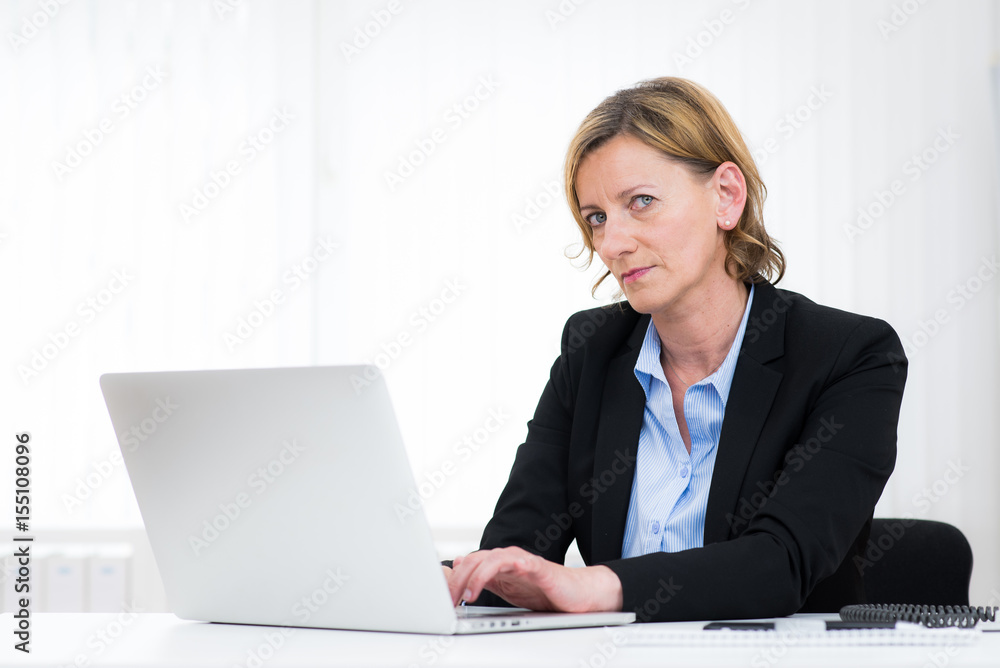 businessfrau arbeitet am laptop businessfrau arbeitet am laptop