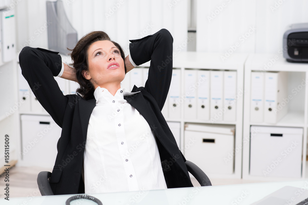 Managerin relaxt im Büro