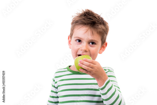 Junge isst Apfel