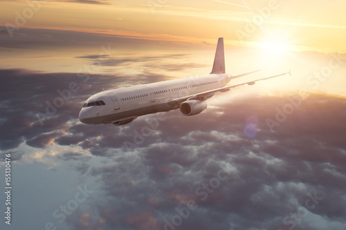 Flugzeug fliegt bei Sonnenuntergang © m.mphoto