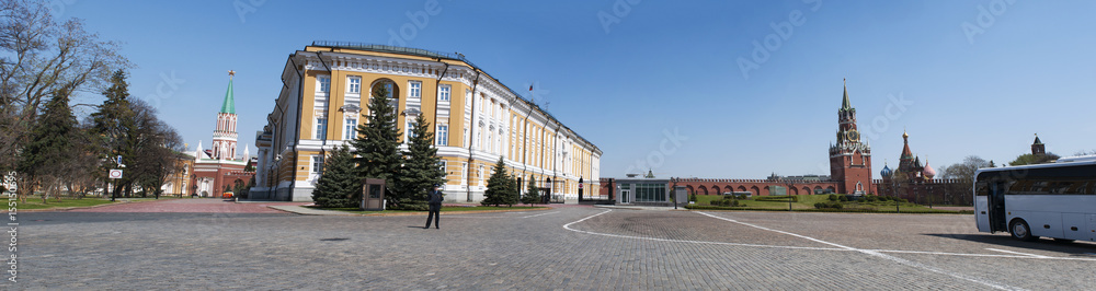 Mosca, 29/04/2017: dentro il Cremlino, il Senato, l'edificio che ospita l'amministrazione presidenziale russa, la Torre Spasskaya (Torre del Salvatore) e la Cattedrale di San Basilio 