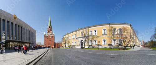 Russia, 29/04/2017: dentro il Cremlino di Mosca, vista del Palazzo di Stato del Cremlino (Palazzo dei Congressi), la Torre Troitskaya (Torre della Trinità) e il palazzo giallo dell'Arsenale photo