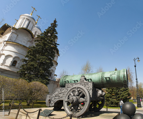 Russia, 29/04/2017: dentro il Cremlino di Mosca, vista dello  Zar-puška, il Cannone dello Zar, una gigantesca bombarda commissionata nel 1586 dallo zar Fedor I e realizzata da Andrej Čochov