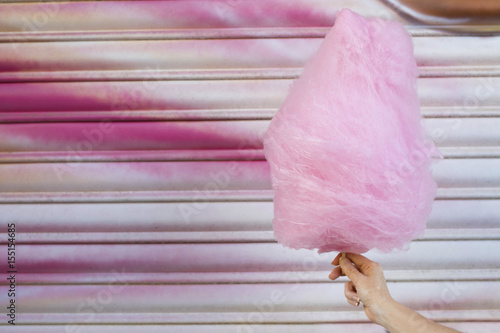 Fotografía cotton candy with background of the festival