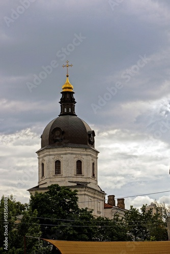 Христианская церковь с куполом и крестом на фоне неба
