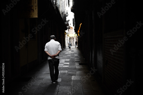 Fototapeta Naklejka Na Ścianę i Meble -  Old man old street