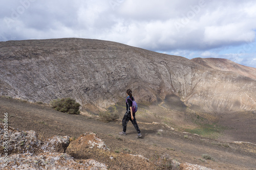 Touriste randonnant sur un volcan de Lanzarote, Canaries