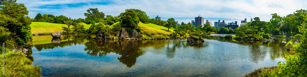 Fototapeta premium 新緑の水前寺成趣園