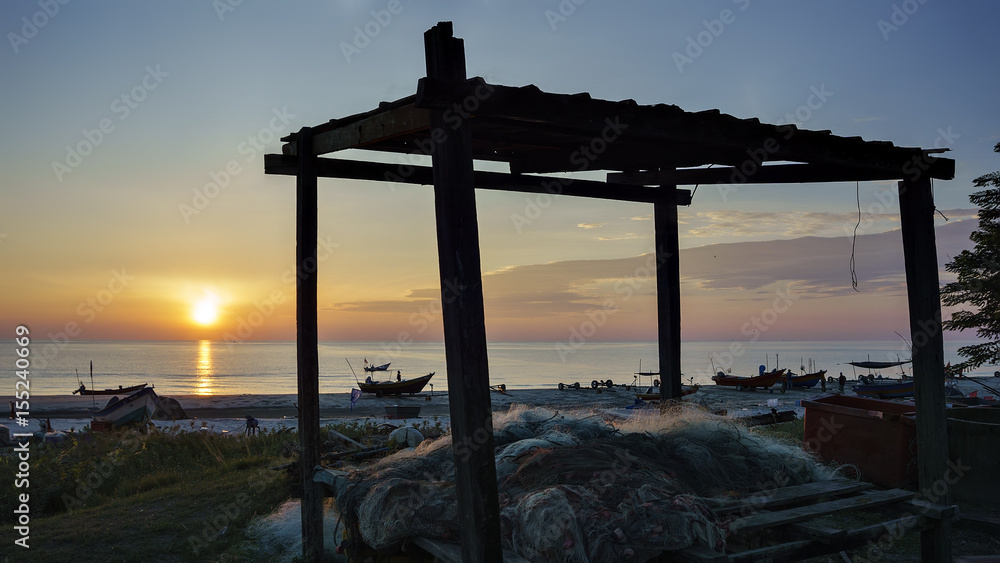 Obraz premium silhouette hut on the beach at sunrise