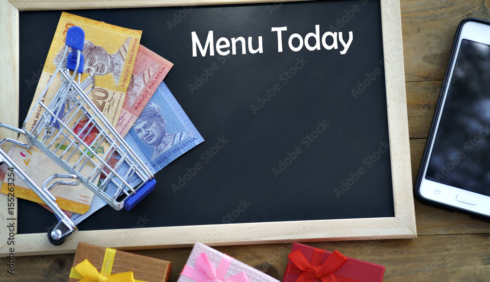 Obraz premium Blackboard on wooden tables and the word 