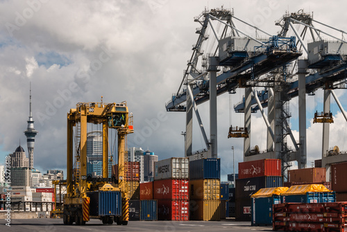 Tableau sur toile Auckland port with container cranes and shipping freight containers