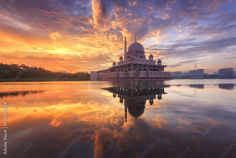 Obraz premium Putra mosque during sunrise with reflection, Malaysia