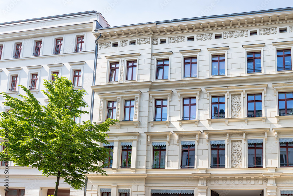 Fototapeta premium saniertes Mehrfamilienhaus, Altbau, hochwertig