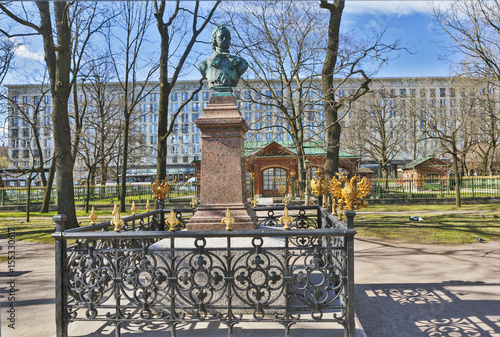 Памятник Петру Великому рядом с домиком Петра I. Санкт-Петербург.