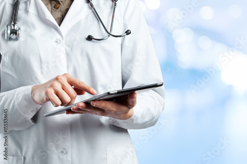 Obraz na płótnie Doctor using digital tablet