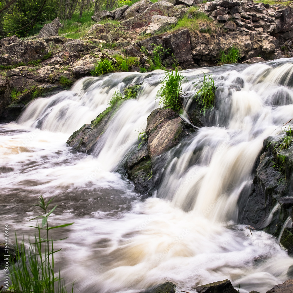 Fototapeta premium Widok zbliżenie mały wodospad na rzece