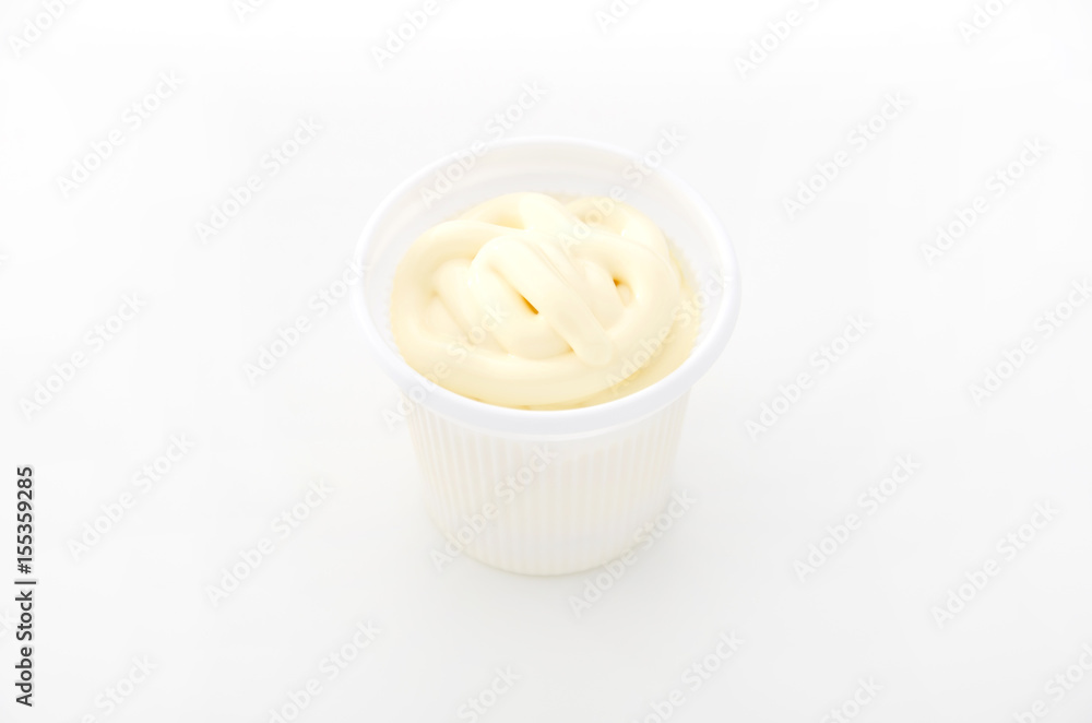 カップに入ったマヨネーズ カップに入ったマヨネーズ