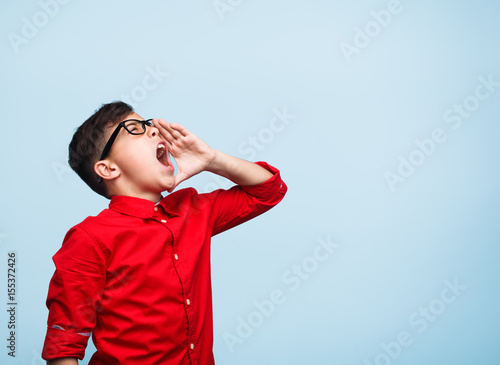 Canvas Print Young boy in glasses shouting loud