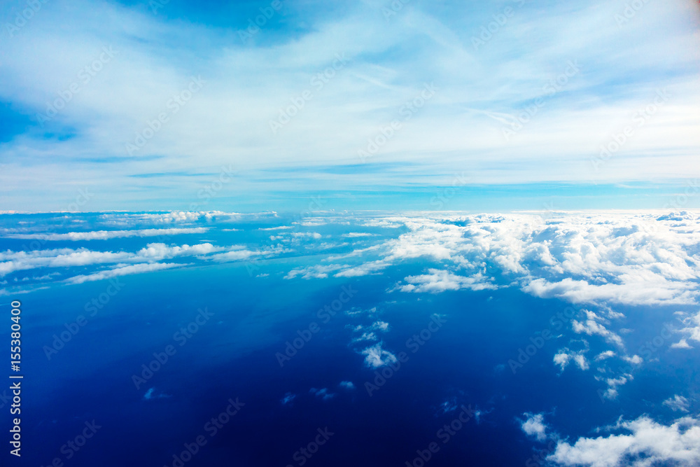 Fototapeta Skyline z białymi chmurami
