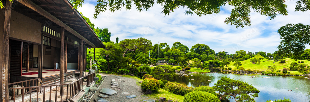 水前寺成趣園_阿蘇伏流水でできた池を中心にした桃山式回遊庭園、松などの植木で東海道五十三次の景勝を模したといわれる