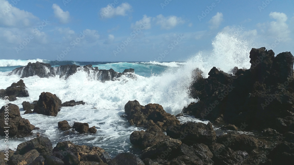 Wellen an der Küste nahe Órzola, Lanzarote, Kanarische Inseln