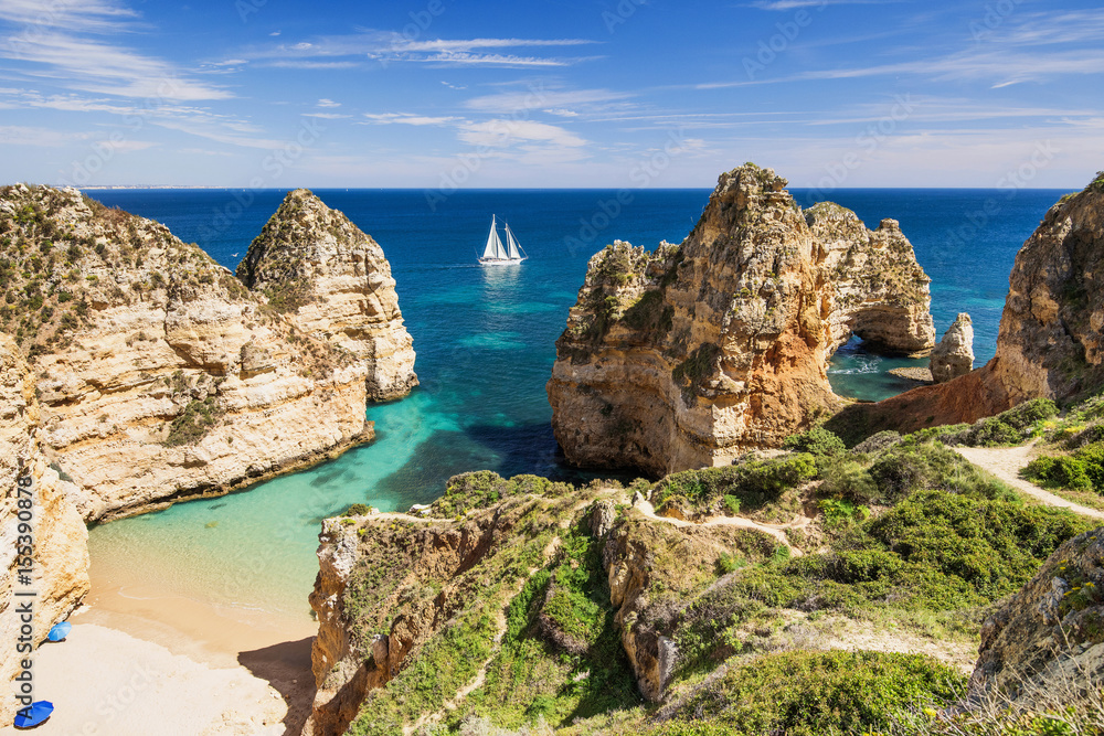 Fototapeta premium Piękna zatoka blisko Lagos miasteczka, Algarve region, Portugalia