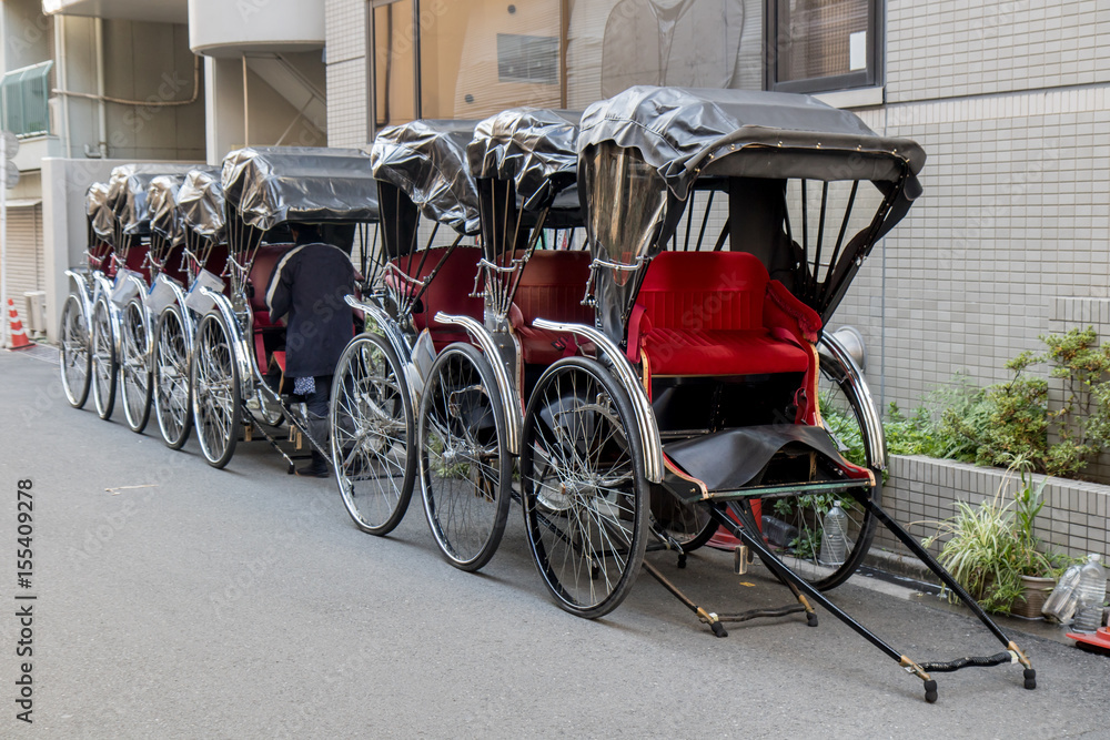 Obraz premium Tradycyjna japońska riksza zaparkowana na ulicy, Tokio, Japonia.