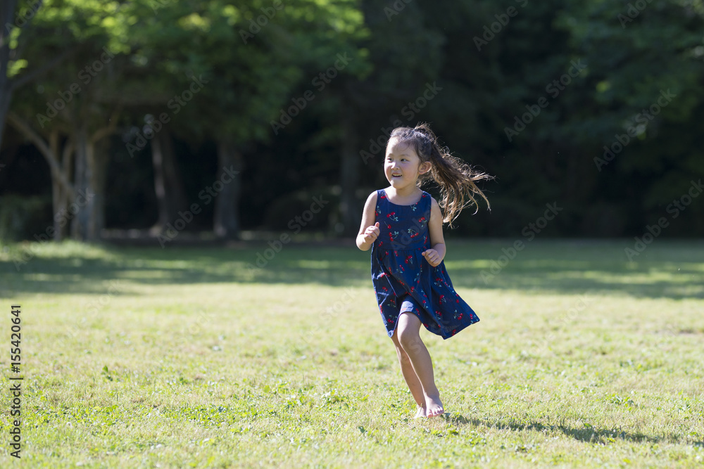 裸足で走る女の子 Stock 写真 Adobe Stock