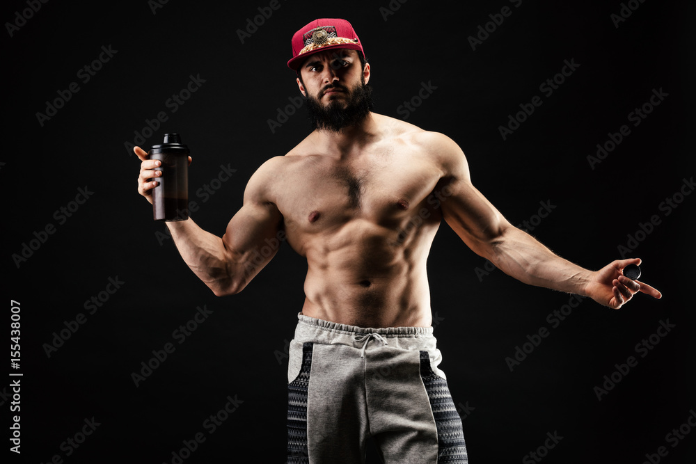 Présentation d'un shaker de protéine par un bodybuilder Stock Photo