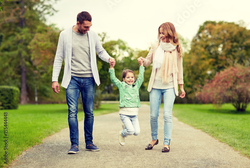 happy family walking in summer park and having fun © Syda Productions