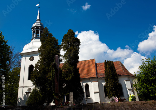 Rzymskokatolicki, zabytkowy kościół parafialny w Ostromecku, wybudowany w XV wieku, Polska 