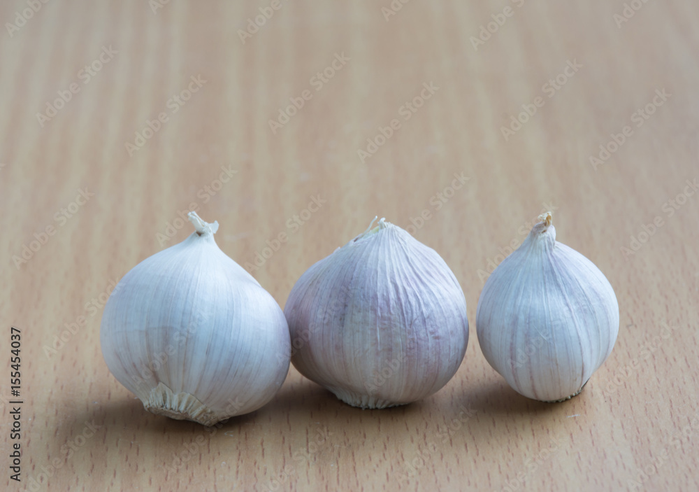 Obraz premium Garlic set on wood table,selective focus.
