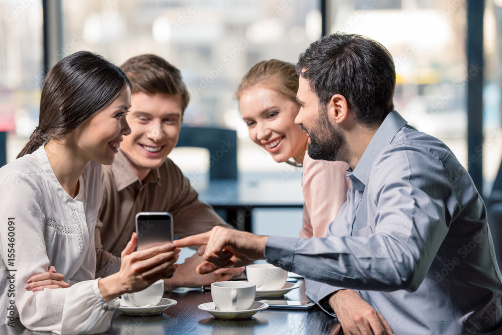 Fototapeta premium business team on meeting discussing project with smartphone in cafe, business lunch concept