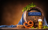 Oktoberfest Bierfass mit Bierglas auf einem rustikalen Hintergrund