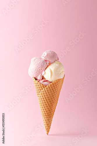 Photographie Crème glacée vanille et saveurs de fraise sur un fond rose