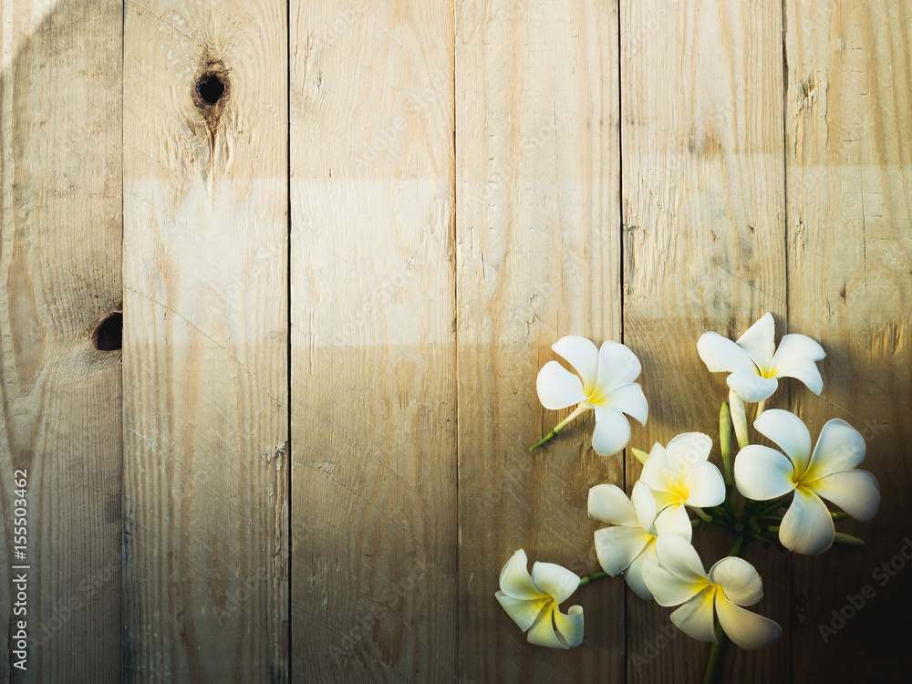 Obraz premium The white Plumeria place on wooden background
