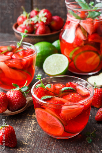 Strawberry tea with lime and mint