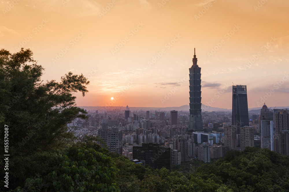 Fototapeta premium Taipei skyine at sunset in spring