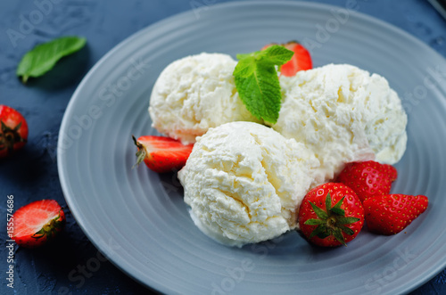 Vanilla Ricotta ice cream with strawberry and mint